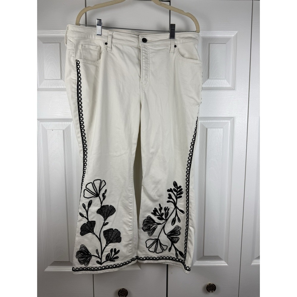 Chico's Women's Girlfriendkick Flare So Slimming Embroidered Denim Jean Sz 2.5 P